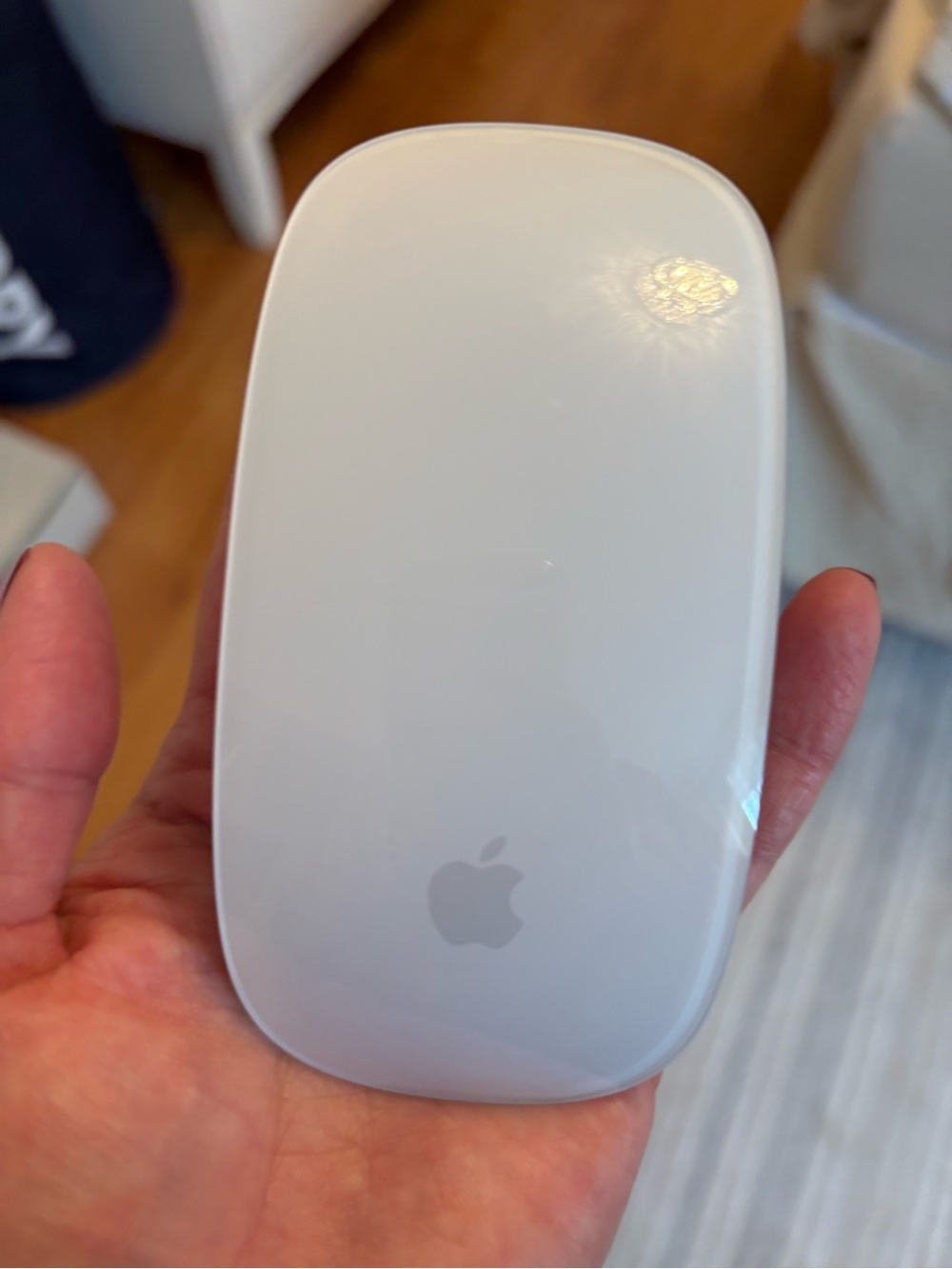 Apple White Magic Mouse - Glossy Multi-Touch Bluetooth Mouse